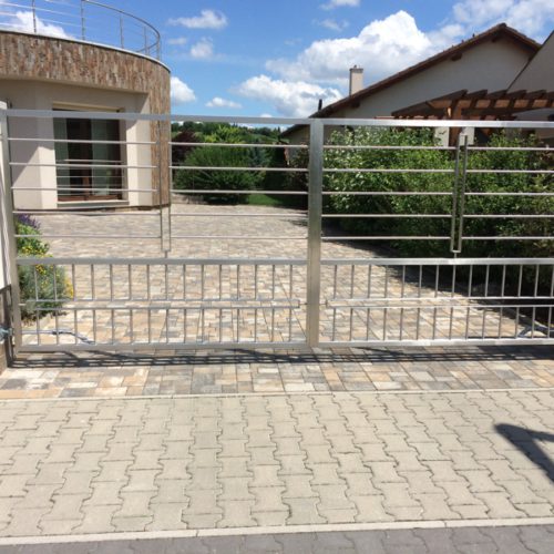 Rozsdamentes kerítés és kapu